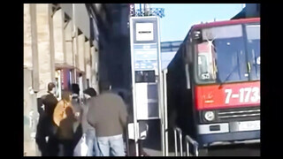 Budapesti Buszon fogdossa a termetes mellet