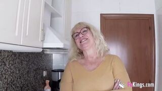 Zsenge fickó és a szexéhes nagymuter