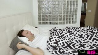 Perverz fiatal csajszi a nevelő faterjával kupakol