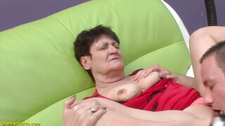 Korosodó érett nő és a zsenge fickó