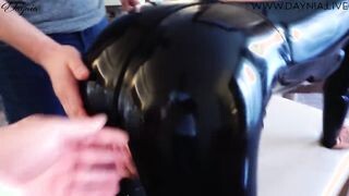 Latex ruhás anyukát segglyukba kettyintenek