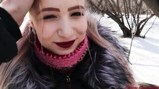 Amatőr barinő a parkban cidázik
