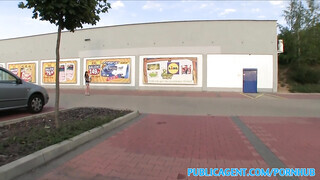 Yvette a lidl parkolójában kufircol