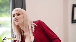 Katie Monroe közösül a nevelő fiával