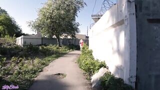 Fiatal csajszika lovagolja a pali faszát