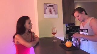 18 éves tinédzser kettyintése a bárban