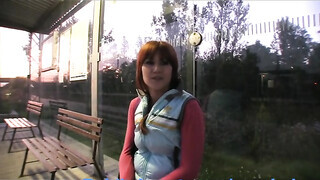 Lucy a buszmegállóban kamatyol