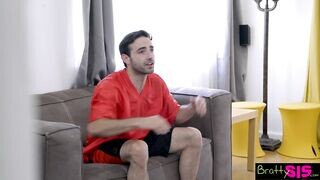 A kívánatos tinédzser maca tv nézés helyzett szopna