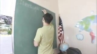 Gigászi kannás tanárnők