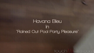 Havana Bleu várja a gigantikus rúdat