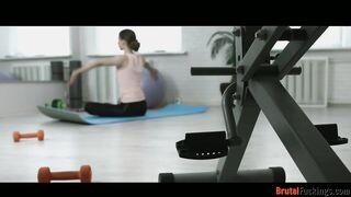 Jogázó zsenge sunát dug hátsó lyukba az edő