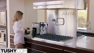 Anya Olsen a tökéletes kurva barinő