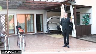 Gigászi cickós milf kettő kukit kap