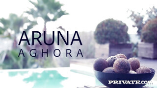 Aruna Aghora pici vaginája finoman megdugva