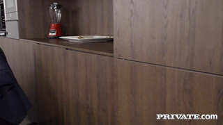 Private - Mona Blue kiborotvált vaginája bekúrva