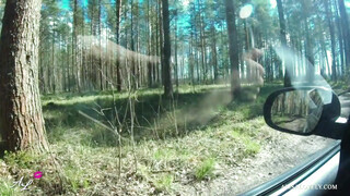 Zsenge barinő a kocsiban dug