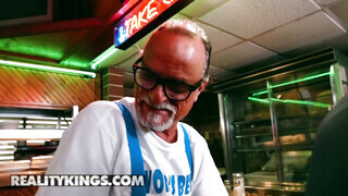 Reality Kings - Sadie Pop a kurva zsenge szuka