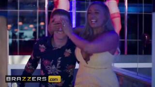 Brazzers - Blanche Bradburry kedveli a termetes hímvesszőt