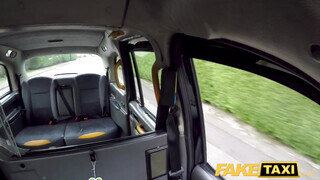 Fake Taxi - Alice Judge hátsó bejáratba reszelve a taxiban
