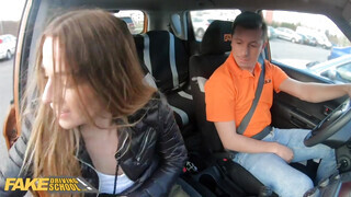 Fake Driving School - Eveline Dellai lovagol a jogsi oktató hímvesszőjén
