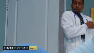 Brazzers - Nina Dee popókáját a doktor dugja