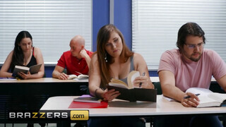Brazzers - Sofi Ryan a lotyó diáklány