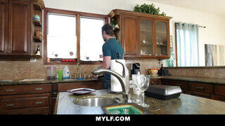Mylf - Cali Lee a csábító latin amerikai milf