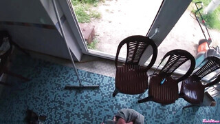 Tetkós orosz tinédzser maca a medencénél közösül