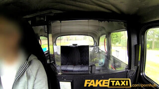 FakeTaxi - piercinges nuni lovagol