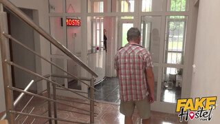 Fake Hostel - Tinédzser turista szuka punciba reszelve