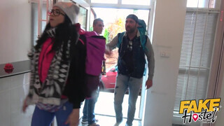 Fake Hostel - Latina gádzsi a palija előtt kúrel