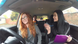 Fake Driving School - kicsike vörös gádzsi eltereli az oktató figyelmét