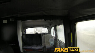 FakeTaxi - tetovált csaj megrakva a hátsó ülésen