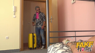 Fake Hostel szűk pinájú olasz pipi és kettő kukac