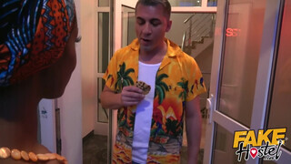 Fake Hostel afrikai maca és egy brazil muff közösen
