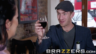 Brazzers - Anissa Jolie élvezi a termetes cerkát