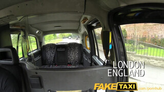 FakeTaxi pornósnak készülő nuni megmutatja mit tud
