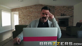 Brazzers - a kicsike ártatlan zsenge idősebb dákót kíván