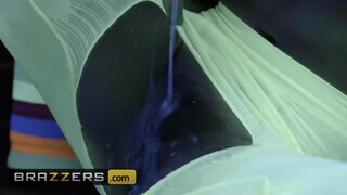 Brazzers - az ázsiai Kendra Spade jó hatalmas brét talál