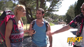Dupla manus kufircolja a turista lányt - Fake Hostel