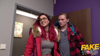 Tinédzser nőci kikezd a szobatársával - Fake Hostel