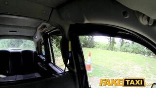 FakeTaxi még a sofőr ánuszát is kinyalja a lány