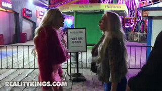 Reality Kings - Carmen Caliente & Kendra Sunderland letámadnak egy kant