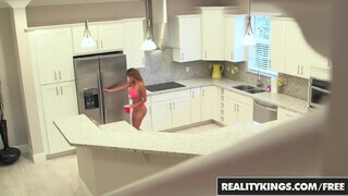 Reality Kings - a latinos latina Bianka termetes segge megbaszva