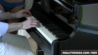 Reality Kings - a vékonyka pici zsenge szépen elélvez