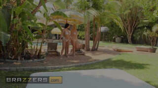 Brazzers - Angela White és Savannah Bond leápolják a rúdat