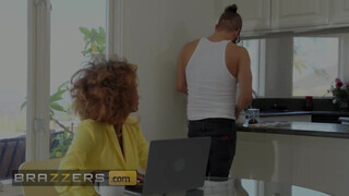 Brazzers - Demi Sutra befogadja a fehér farkat