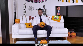 Anna Bell Peaks a csábító tetkós milf - Mylf