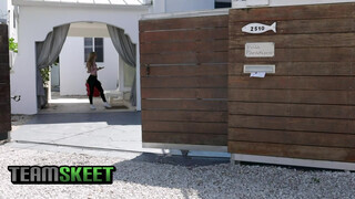 TeenPies - Kali Roses borotvált pinája megkettyintve