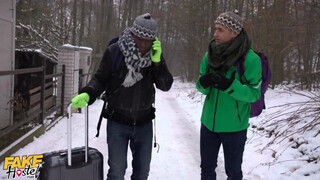 Gigantikus cickós zsenge lány és a turista srácok - Fake Hostel
